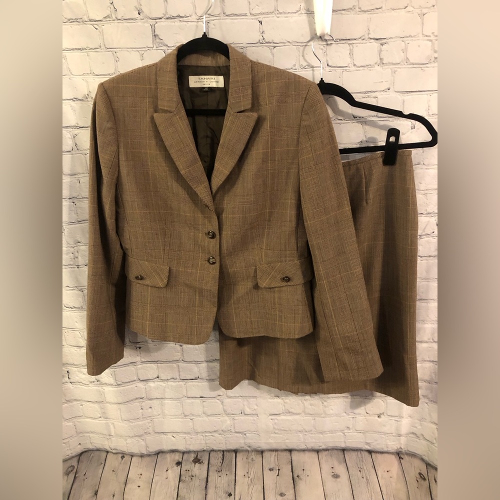 Tahari skirt suit set size 10 P